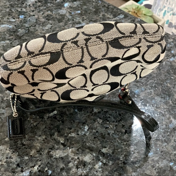 Coach Signature Wristlet NWOT - Picture 5 of 5